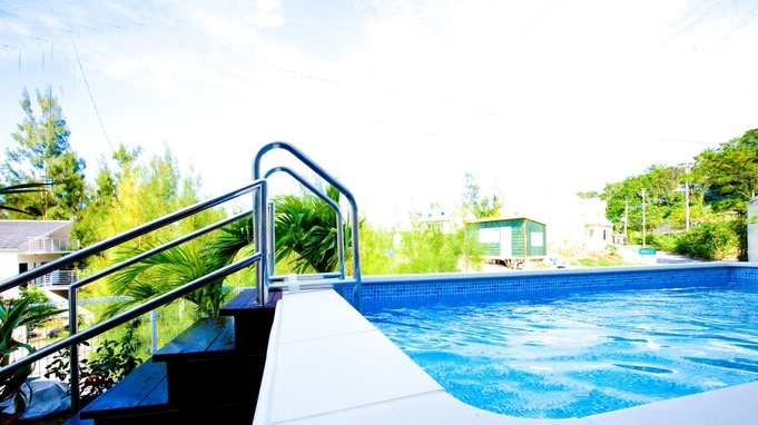 【1日1組限定】緑に囲まれた一棟貸切別荘で過ごすゆったりと開放的な沖縄時間　プライベートプール付